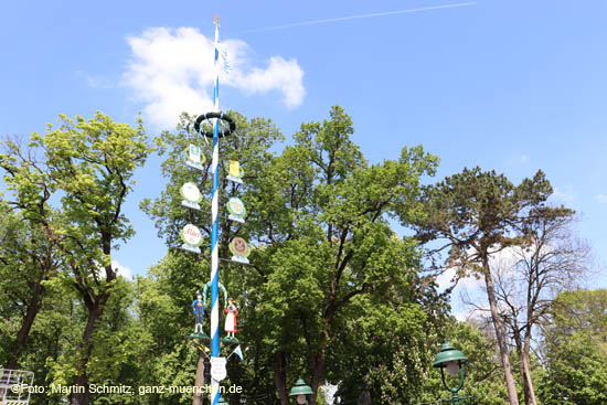 Maibaum aufstellen am 01.05.2019 im Augustiner Schützengarten in München-Obersendling (©Foto: Martin Schmitz)